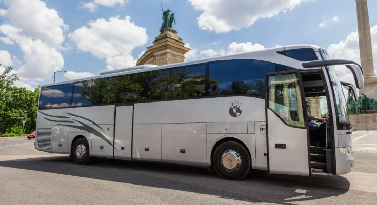 Esküvői buszbérlés sofőrrel: kényelmes, elegáns, stresszmentes megoldás