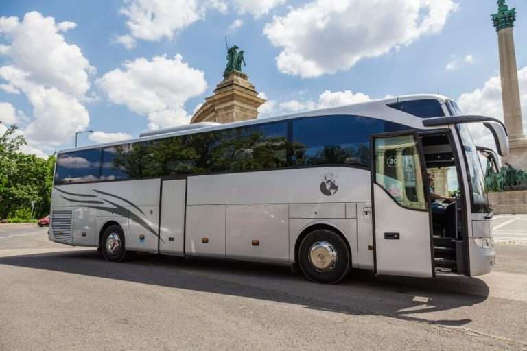 Esküvői buszbérlés sofőrrel: kényelmes, elegáns, stresszmentes megoldás